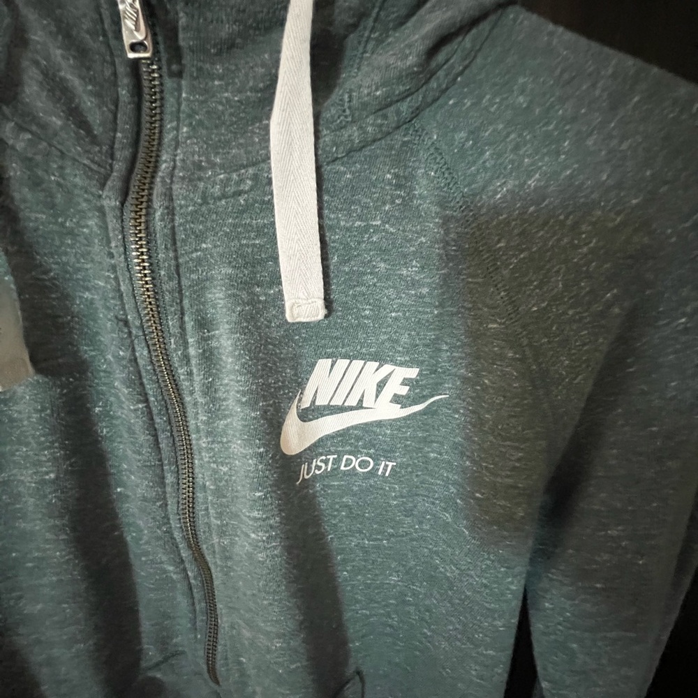Nike - Picture 3 of 6